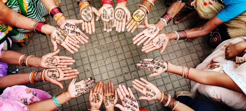 बिहान दीदियों ने हाथों में मेहंदी से मतदान स्लोगन को लिखकर मतदान करने का दिया संदेश