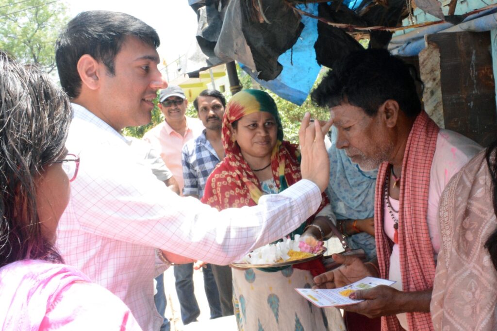 मतदान का नेवता देने घर-घर पहुंचे कलेक्टर, कहा मतदान कर निभाएं अपना फर्ज