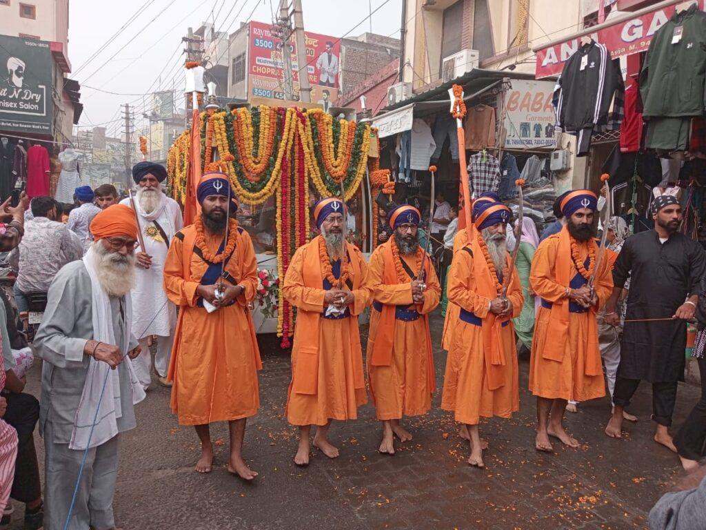 श्री गुरु नानक देव जी महाराज के प्रकाश गुरुपर्व पर शहर में नगर कीर्तन का आयोजन