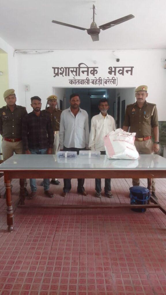 थाना बहेडी पुलिस द्वारा शस्त्र फैक्ट्री चलाते 03 अभियुक्त गिरफ्तार, कब्जे से 01 अदद तमन्चा 315 बोर, 02 जिन्दा कारतूस .315 बोर, 03 अधबने तमन्चा .315 बोर, 01 अधबना तमन्चा .12 बोर, 01 ड्रिल मशीन व तमन्चे बनाने के उपकरण बरामद