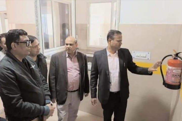 जिलाधिकारी रविन्द्र कुमार ने जिला महिला अस्पताल का किया निरीक्षक