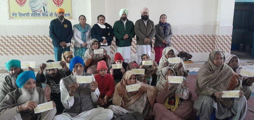ਸਰਬੱਤ ਦਾ ਭਲਾ ਟਰੱਸਟ ਵੱਲੋਂ 17 ਲੋੜਵੰਦ ਪਰਿਵਾਰਾਂ ਨੂੰ ਦਿਤੇ ਆਰਥਿਕ ਸਹਾਇਤਾ ਦੇ ਚੈੱਕ