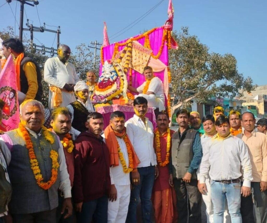 कस्बे में बाबा खाटू श्याम की शोभा यात्रा बड़ी धूमधाम से साथ निकाली