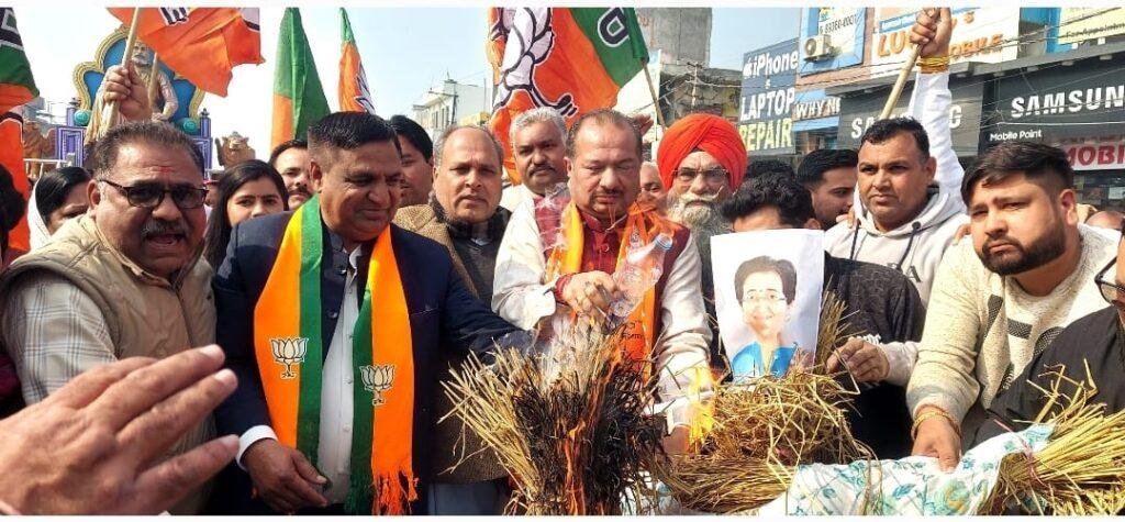भाजपाइयों ने सुशील राणा की अध्यक्षता मे फूंका केजरीवाल और आतीशी का पुतला