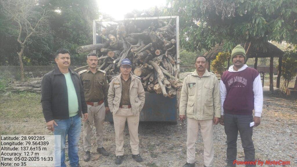 तराई पूर्वी वन प्रभाग के सुरक्षा दस्ते ने पकड़ी वन संपदा के अवैध दोहन में लिप्त पिकअप