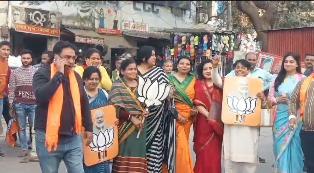 दिल्ली और मिल्कीपुर में भाजपा को मिली बम्पर जीत को लेकर रायबरेली में भजपाइयों ने जमकर जश्न मानया