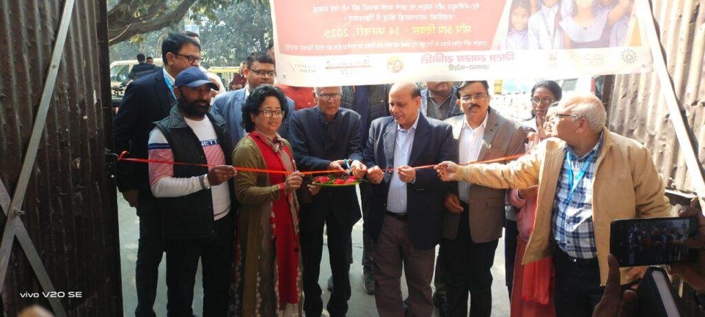 सीबीगंज इंटर कॉलेज में राष्ट्रीय कृमि मुक्ति दिवस कार्यक्रम मुख्य अतिथि द्वारा फीता काट कर किया गया