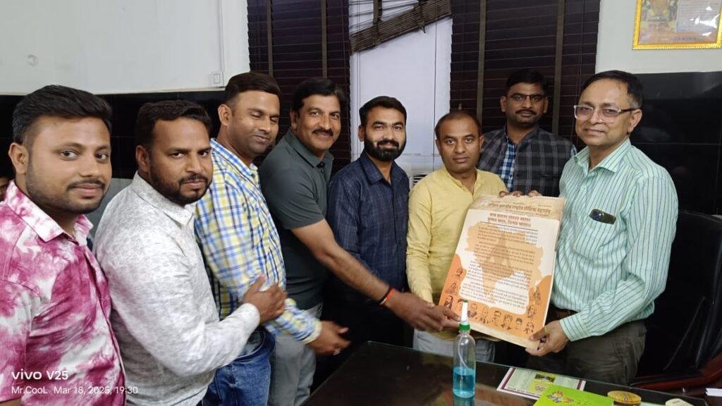राष्ट्रीय शैक्षिक महासंघ ने विधायक को भेंट किया वार्षिक पंचांग