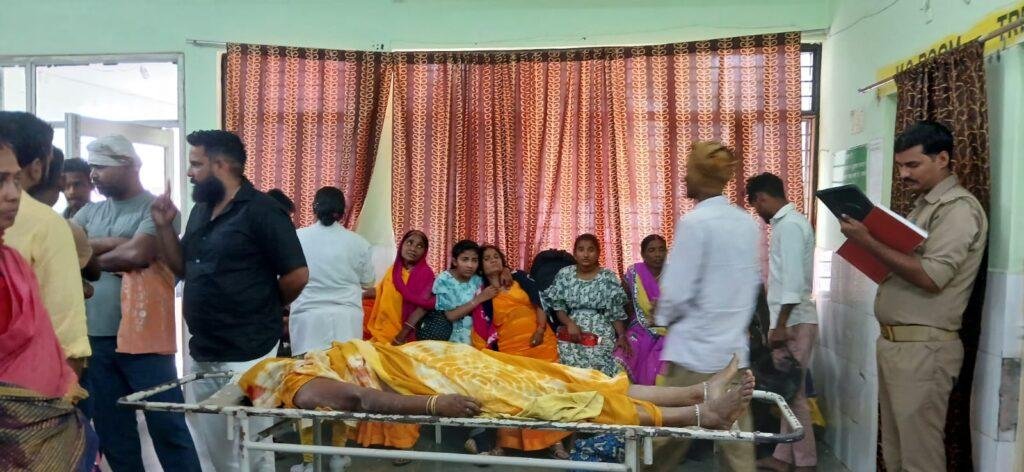 पीकप ने बाइक में मारी टक्कर महिला की मौत कई घायल