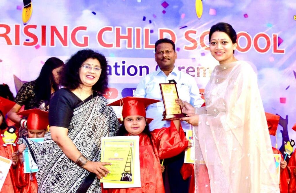 ग्रेजुएशन कैप और गाउन के साथ राइजिंग चाइल्ड स्कूल में बच्चे हुए सम्मानित