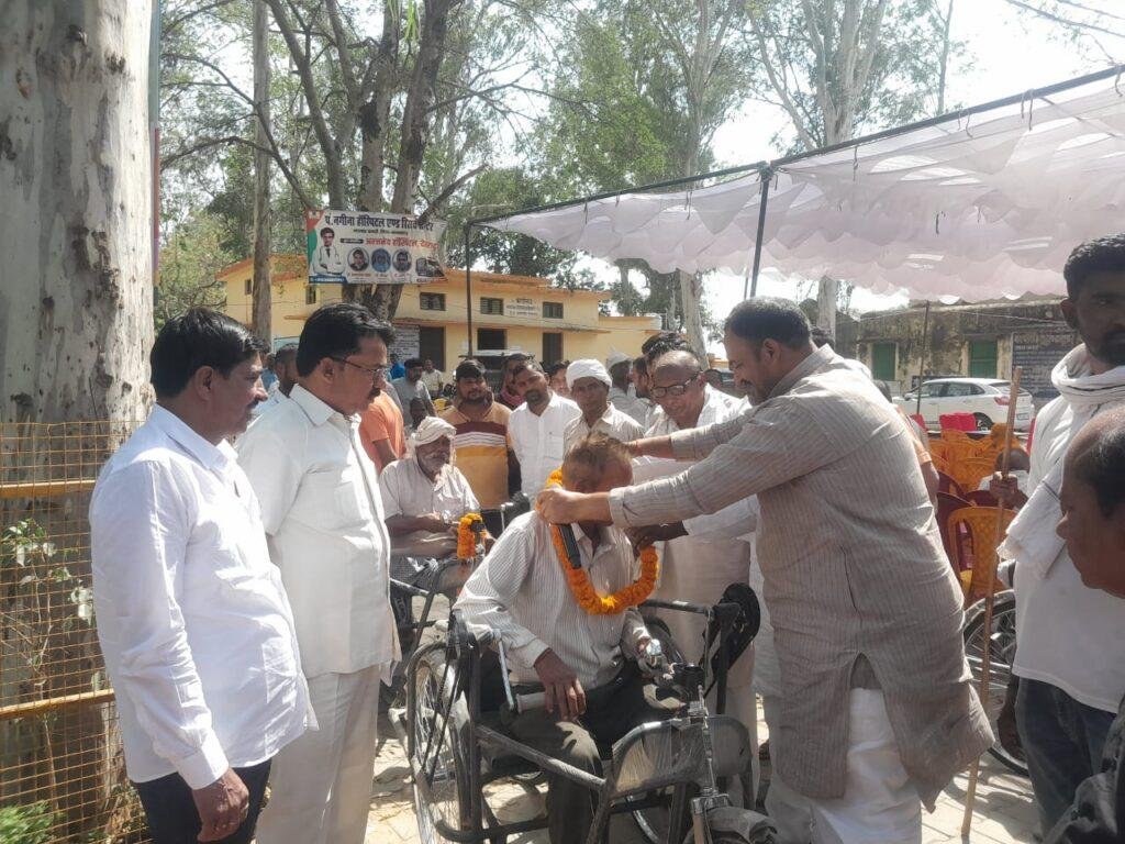 अजमतगढ़ ब्लॉक के 128 दिव्यांगों को दिया गया ट्राई साइकिल