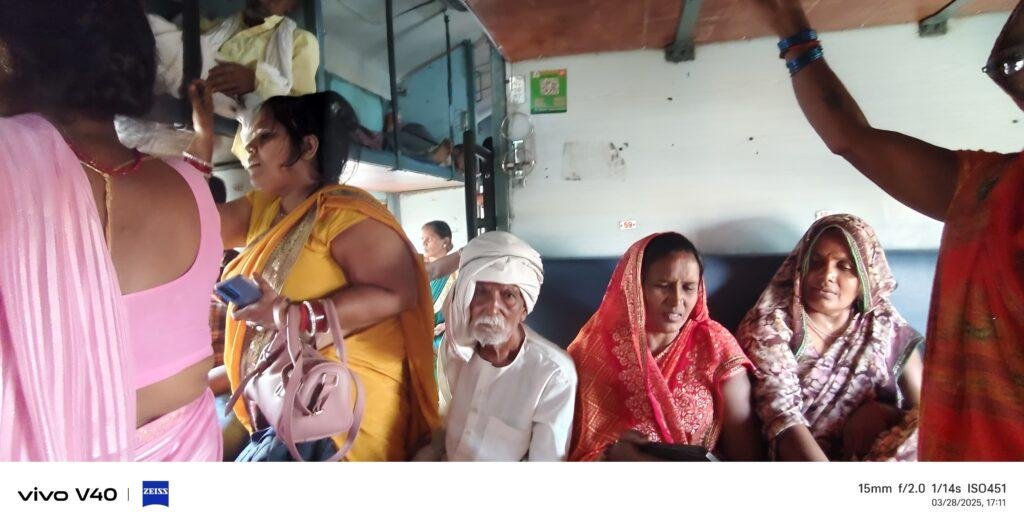 रेलवे बिभाग में टिटियों कि कट रही चानी रिजर्वेशन बना चालू डब्बा