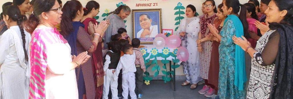 नन्हे बच्चों ने परमाध्यक्ष ब्रह्मस्वरूप ब्रह्मचारी के सम्मान में गीतों से व्यक्त की भावनाएं