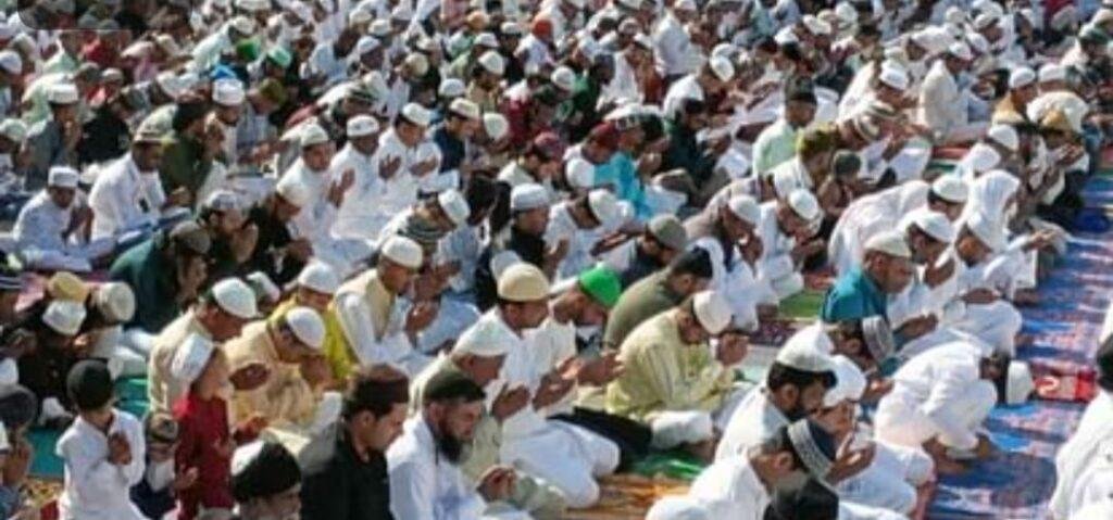 राजधानी में इर्द का उल्लास: धर्मनगरी में अदा की गई नमाज़, अमन चैन की दुआ के लिए उठे हाथ
