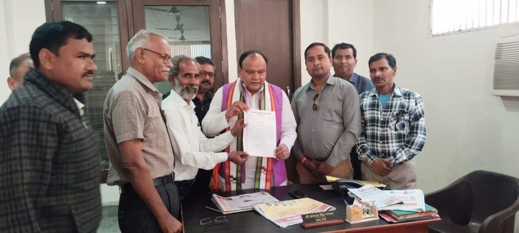 बरेली कॉलेज बरेली के अस्थाई कर्मचारियों ने सांसद छत्रपाल सिंह गंगवार को सौंपा ज्ञापन