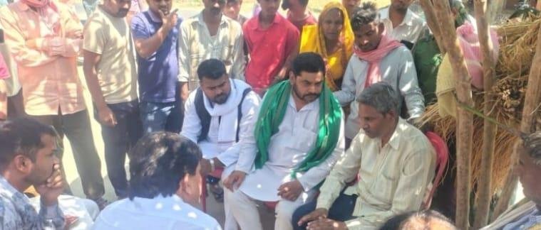 आजमगढ़:तरवां थाने में दलित युवक की मौत के बाद किसान नेताओं ने पीड़ित परिजनों से किया मुलाकात