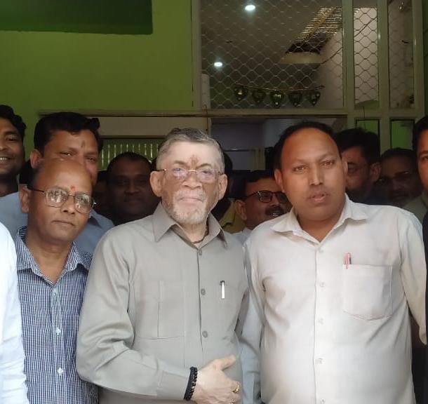 भाजपा नेता आशीष अग्रवाल के आवास पर पहुँचे गवर्नर संतोष गंगवार राजनैतिक कार्यकाल की चर्चा कर यादें की ताजा