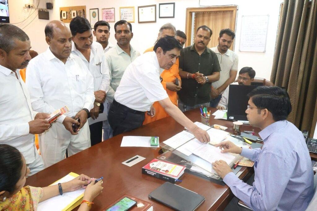 परशुराम जन्मोत्सव को भव्य बनाने हेतु जिलाधिकारी को सौंपा गया मांगपत्र