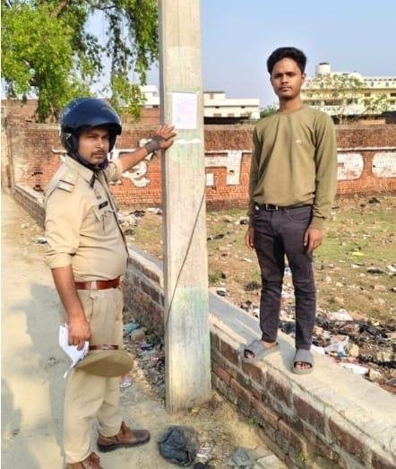आज़मगढ़ फरार अभियुक्तों के घर 82 की नोटिस पुलिस ने किया चस्पा
