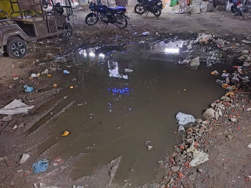 तीन फीट गहरे गड्ढे में गिरकर राहगीर हो रहे हैं चोटिल