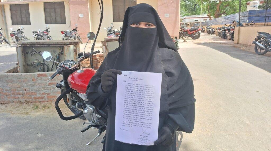 आजमगढ़ पाटीदारी विवाद में पुलिस ने घर में लगवाया ताला तो पीड़िता पहुंची एसपी दरबार लगाई गुहार
