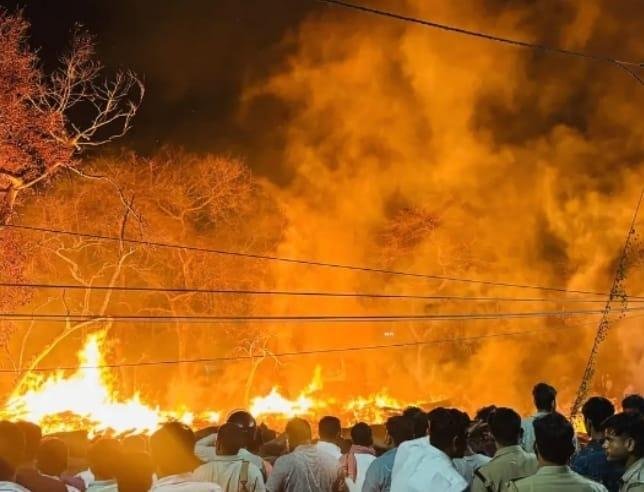 आजमगढ़:वन विभाग के गोदाम में लगी आग 50 लाख की लकडियां जलकर हुई खाक बड़ी मसक्कत के बाद फायर ब्रिगेड ने पायी सफलता