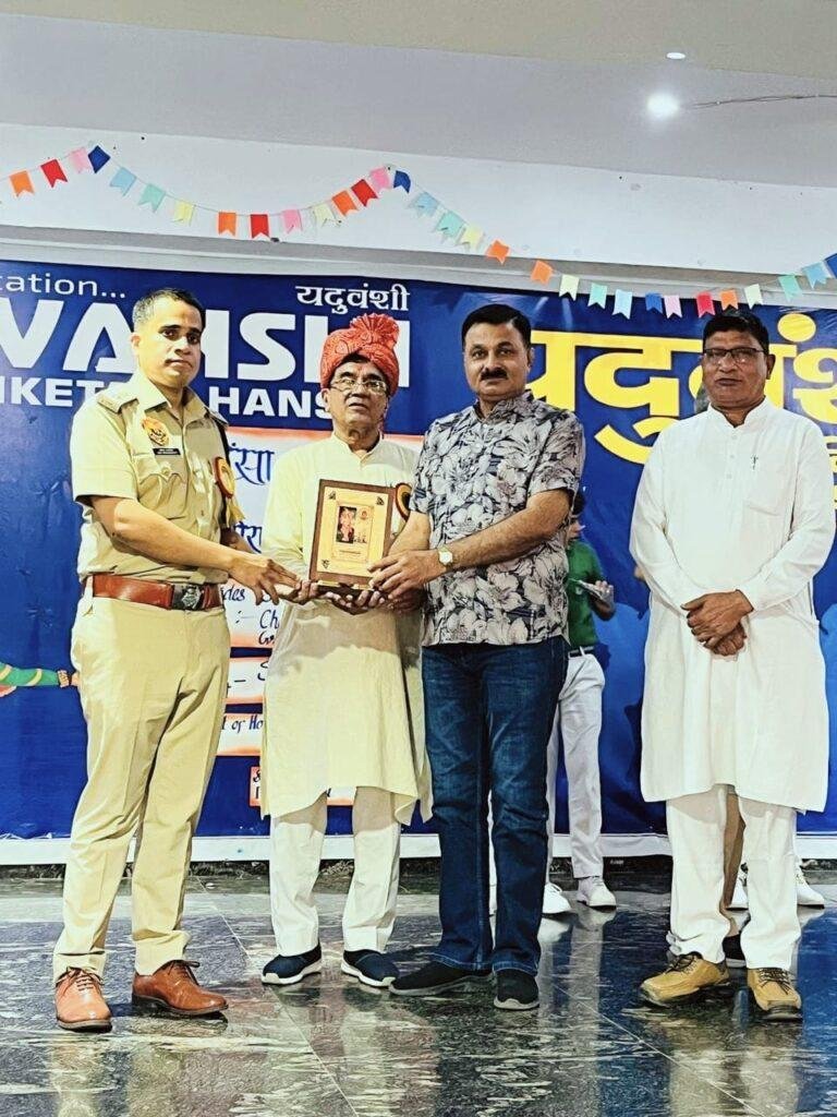 हांसी में यदुवंशी ग्रुप ऑफ इंस्टीट्यूशंस के चेयरमैन राव बहादुर सिंह व एस. पी. अमित यशवर्धन ने किया वरिष्ठ पत्रकार संजय भुटानी को सम्मानित
