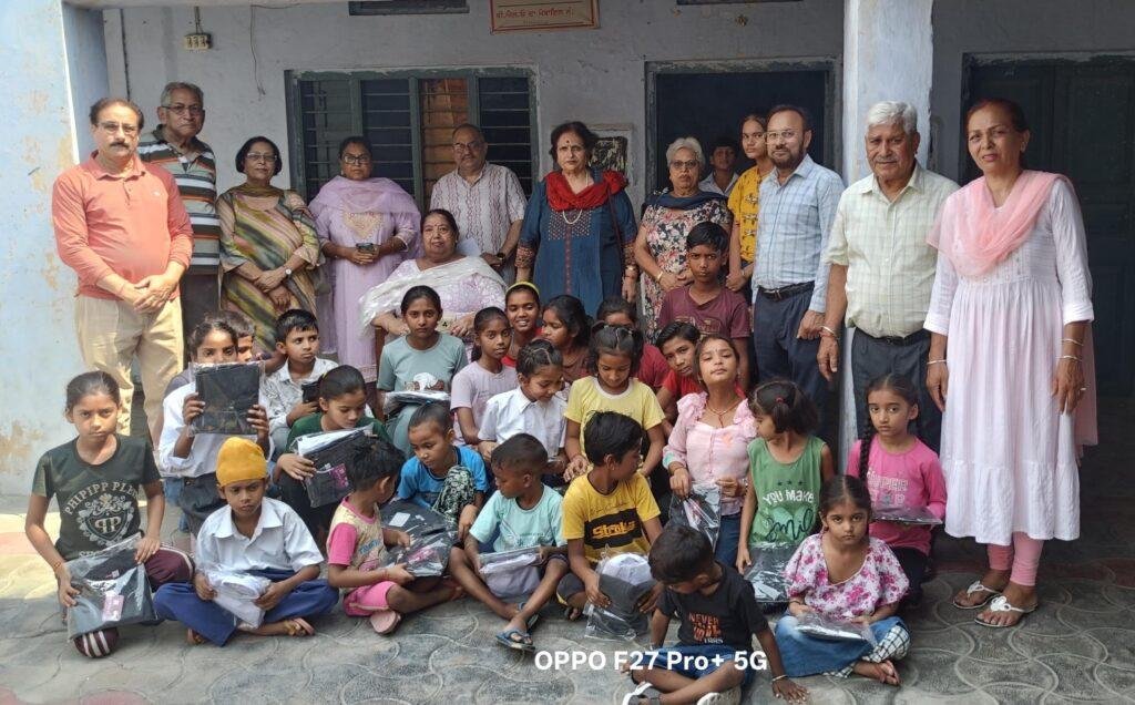 भारत विकास परिषद फिरोजपुर की ओर से खालसा गर्ल्स मिडिल स्कूल में 25 जरूरतमंद बच्चों को स्कूल ड्रेस की गई वितरण