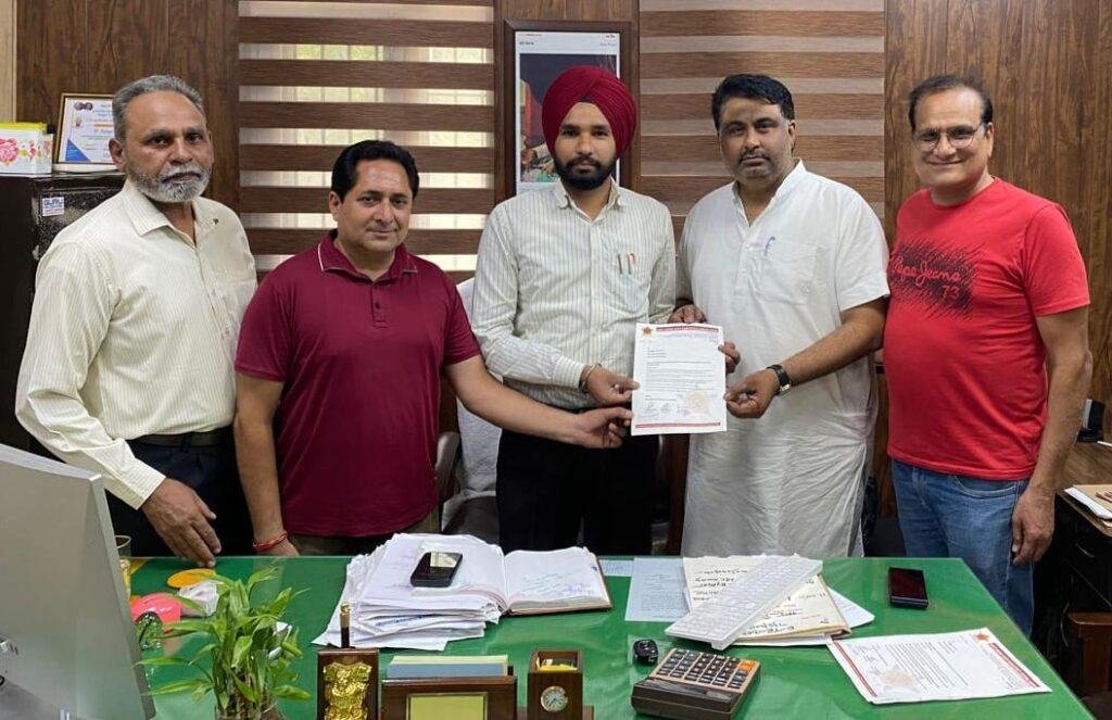 एंटी क्राइम, एंटी नारकोटिक इंडिया फिरोजपुर के सदस्यों ने रिंकू ग्रोवर प्रधान म्युनिसिपल कॉरपोरेशन और एएमई लवप्रीत सिंह को दिया मांग पत्र