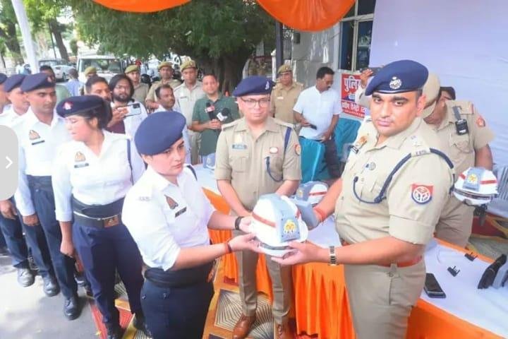 एसएसपी ने यातायात पुलिस को हाईटेक सुरक्षा के तहत सौंपे हेड गियर, इंटरसेप्टर बाइक