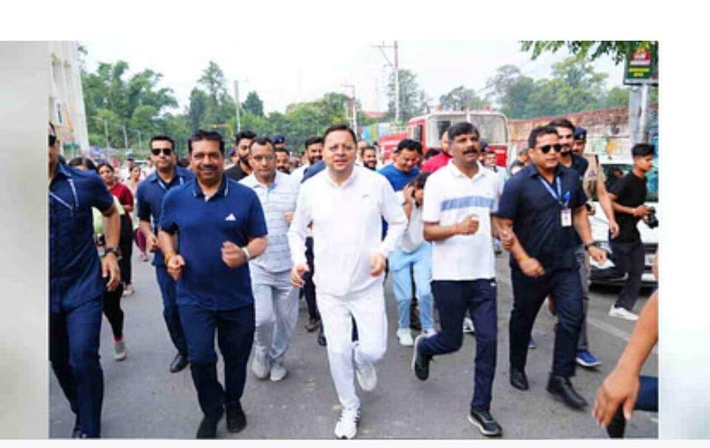 देहरादून: सीएम धामी ने अहिल्या स्मृति मैराथन को दिखाई हरी झंडी, युवाओं के साथ खुद भी लगाई दौड़