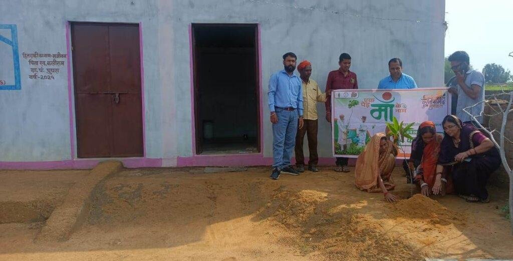 प्रधानमंत्री आवास योजना के प्रत्येक हितग्राही लगा रहे हैं- एक पेड़ मां के नाम व्यक्तिगत हितग्राहियों के साथ ही विभागीय स्तर पर बड़े पैमाने पर प्लांटेशन की योजना प्रशासन की अपील पौधे लगाकर सेल्फी लें और अपने सोशल मीडिया पेज पर करें पोस्ट
