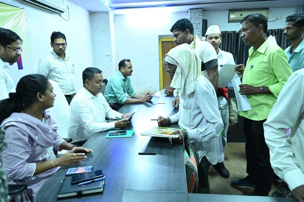 कलेक्टर ने समय-सीमा बैठक में दिए निर्देशधरती आबा अभियान की तैयारियों में तेजी, किसानों का ऑनलाइन पंजीकरण अनिवार्य राशन भंडारण, स्कूलों की मरम्मत, जनदर्शन आवेदनों के त्वरित निराकरण के निर्देश
