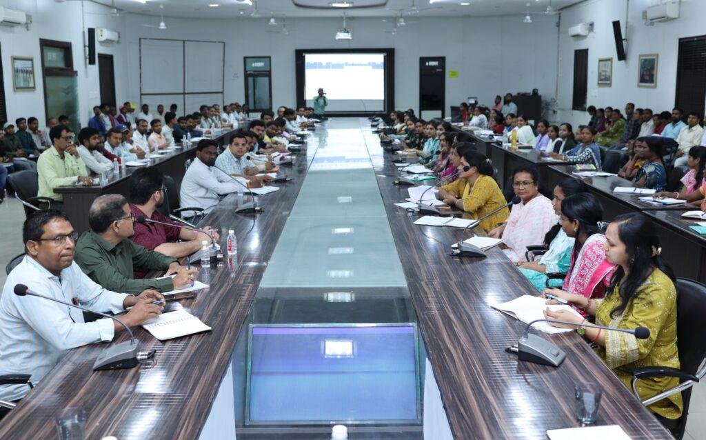 बच्चों के सर्वांगीण विकास सुनिश्चित करने रचनात्मक गतिविधियों का करें संचालन-कलेक्टर मयंक चतुर्वेदीछात्रावास के रिक्त सीटों में शाला त्यागी बच्चों का चिन्हांकन कर प्रवेश दिलाने का करें प्रयासकिचन गार्डन की ली जानकारी कहा स्थानीय स्तर पर करें व्यवस्था कलेक्टर श्री मयंक चतुर्वेदी ने ली छात्रावास अधीक्षकों की जिला स्तरीय समीक्षा बैठक