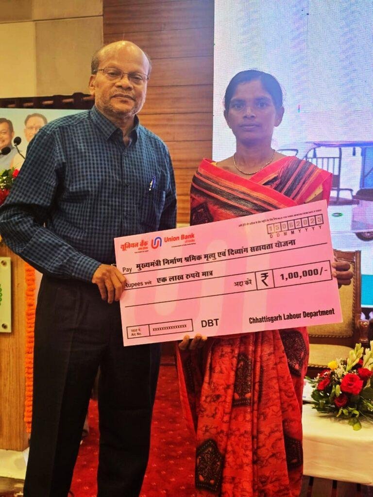 मुख्यमंत्री श्री विष्णुदेव साय ने रायपुर में आयोजित कार्यक्रम में महासमुंद जिले की दो हितग्राहियों को एक-एक लाख रुपये की आर्थिक सहायता प्रदान की