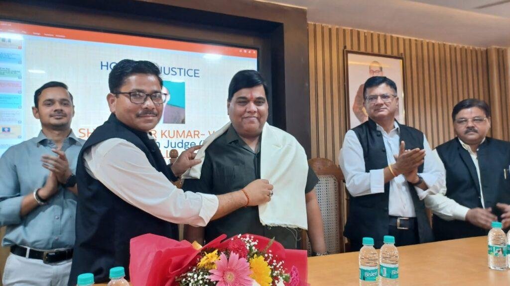 प्रत्येक बच्चे को भारतीय संविधान अवश्य पढ़ना चाहिए- जिला जज माननीय सुधीर कुमार