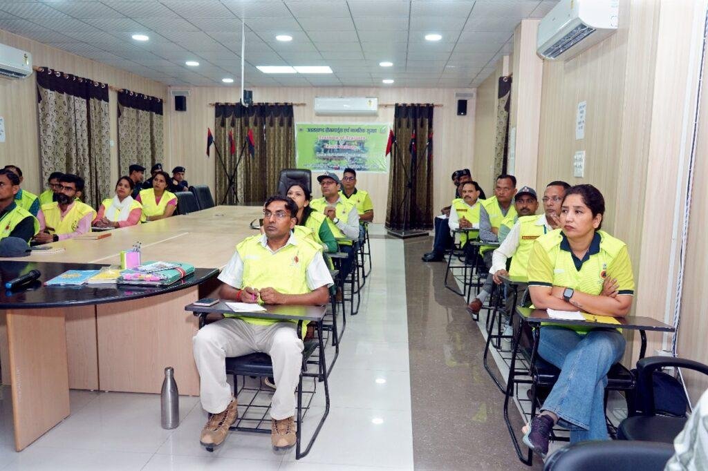 देहरादून: एनडीआरएफ के प्रशिक्षकों द्वारा 6 दिवसीय टी.ओ.टी का पहला बैच शुरू हुआ