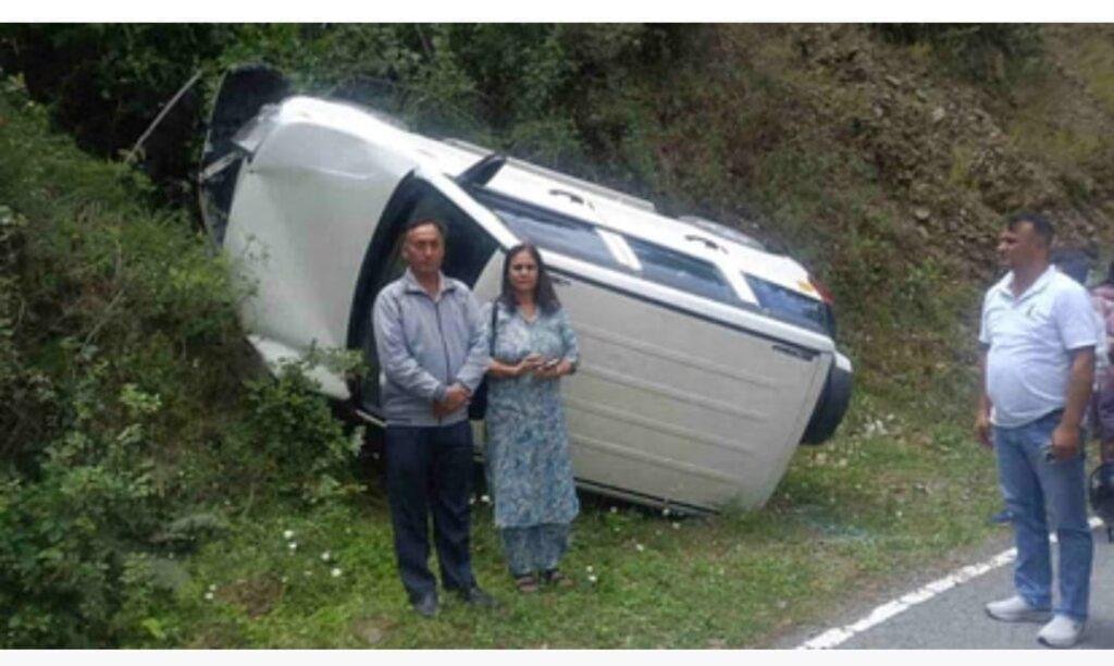 उत्तराखंड: जिला पर्यटन अधिकारी की कार दुर्घटनाग्रस्त, टाइगर फॉल के निरीक्षण के लिए जा रहा थी