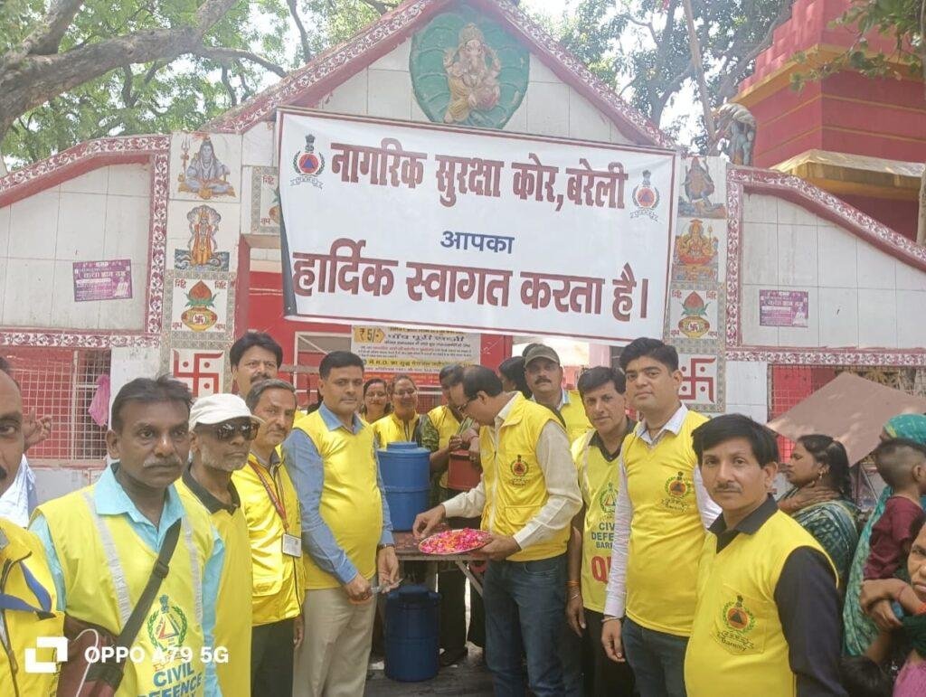भीषण गर्मी में राहत सिविल डिफेंस बरेली द्वारा जिला अस्पताल में शर्बत वितरण