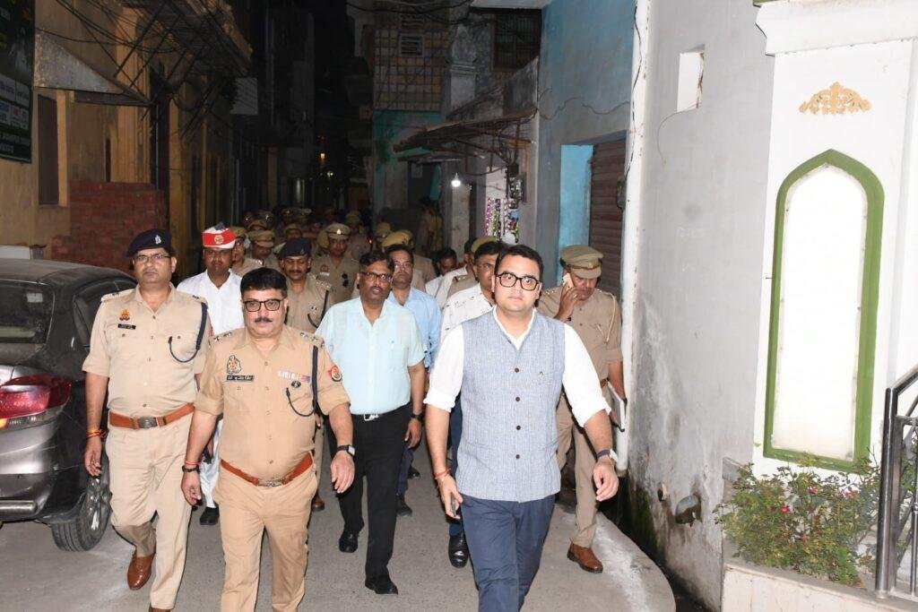ईद-अल-अज़हा को लेकर डीएम व एसएसपी ने किया शहर में फुट मार्च