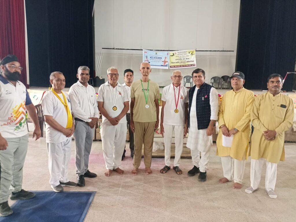 जिला स्तरीय योगासन प्रतियोगिता में भारतीय योग संस्थान ने लहराया परचम