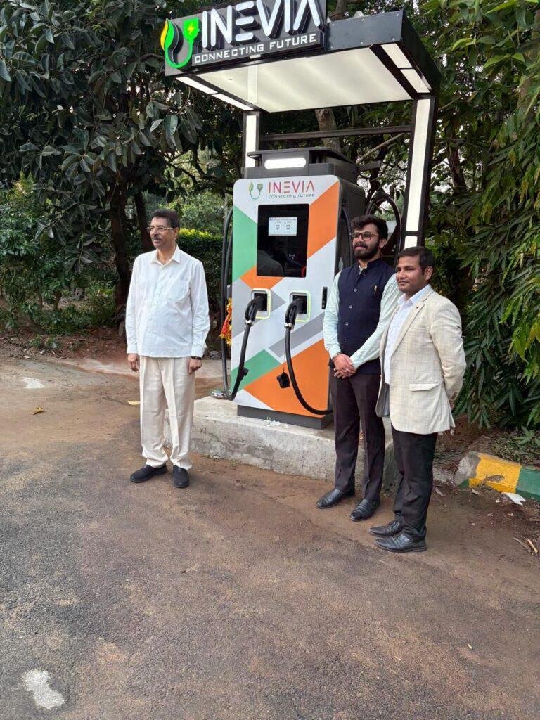 उड़ीसा के राजभवन में एसवीएसयू के दो पूर्व छात्रों ने स्थापित किया ईवी चार्जिंग स्टेशन