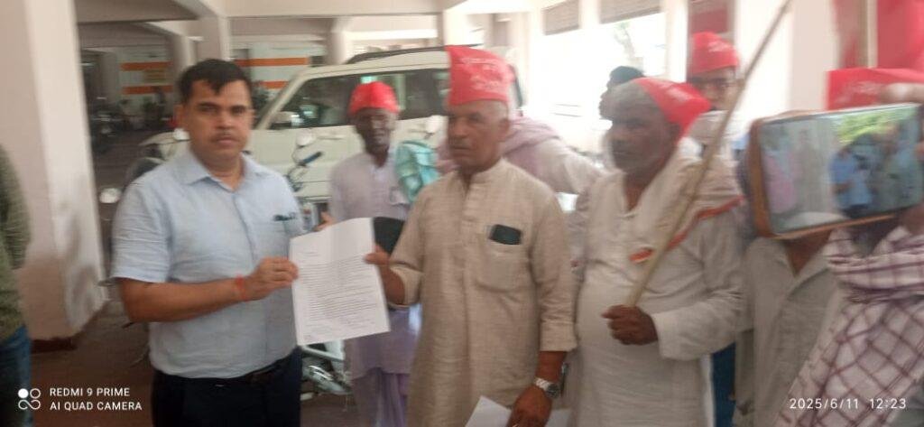 उत्तर प्रदेश किसान सभा के प्रदेश स्तरीय आह्वान पर जिला इकाई आजमगढ़ ने जिला मुख्यालय पर प्रदर्शन कर राष्ट्रपति और मुख्यमंत्री को सम्बोधित दो अलग-अलग 9 सूत्रीय और 10 सूत्रीय मांग पत्र सौंपा