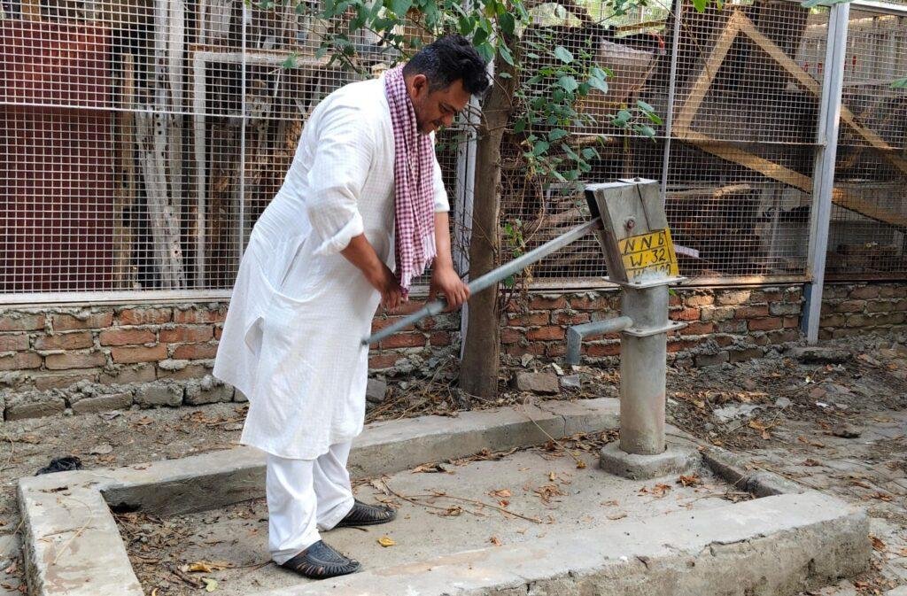 गर्मी की तपिश में राहत देने वाले हैंडपंप ख़राब