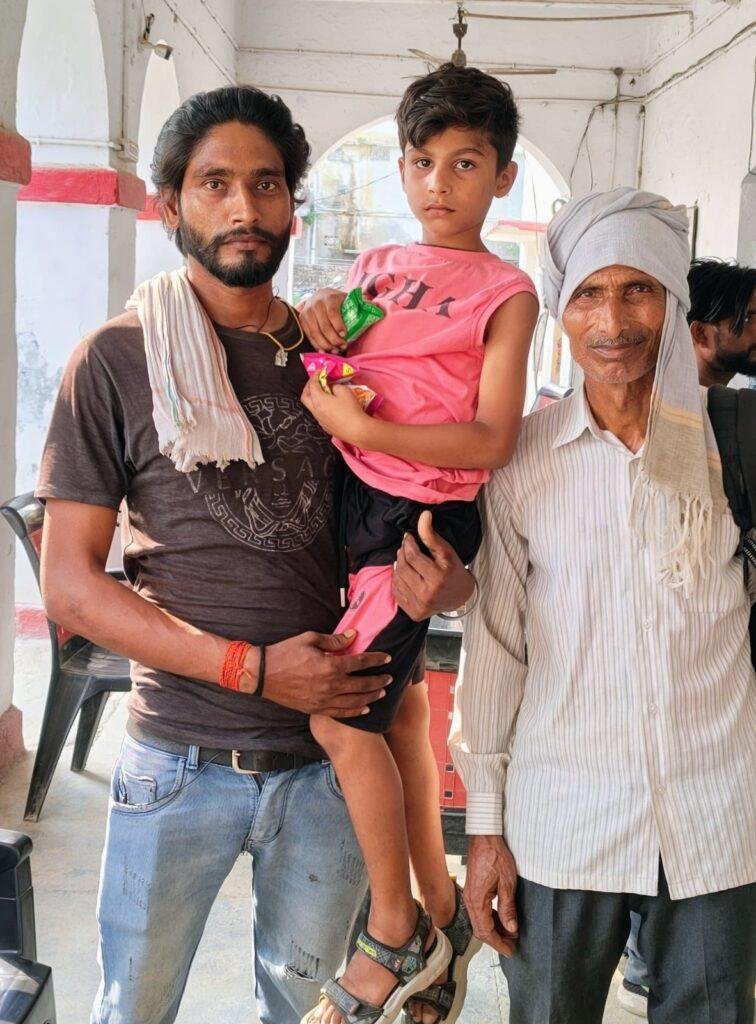 थाना मीरगंज जनपद बरेली पुलिस द्वारा गुमशुदा बच्चे को उनके परिजनो के किया गया सुपुर्द