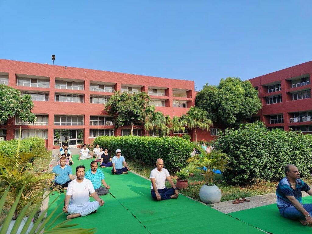 श्री कृष्ण आयुष विश्वविद्यालय में अंतरराष्ट्रीय योग महोत्सव की रिहर्सल का सफल आयोजन