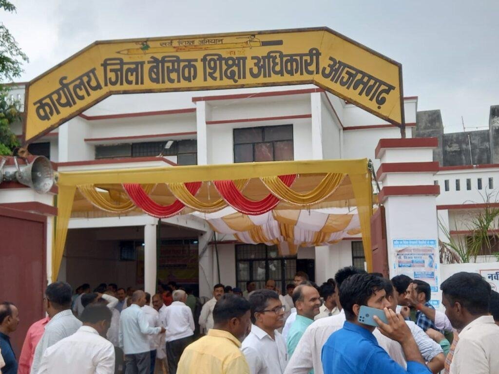 शिक्षकों ने बेसिक शिक्षा कार्यालय प्रांगण में विशाल धरना प्रदर्शन किया