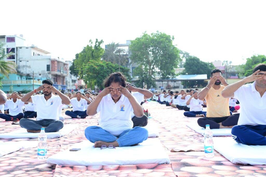 जिला एवं सत्र न्यायालय परिसर में किया गया योगाभ्यास