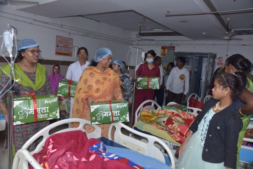 विधायक एवं कलेक्टर ने जिला अस्पताल के स्त्री एवं प्रसूति रोग वार्ड का किया निरीक्षण