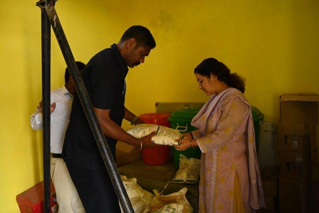 कलेक्टर ने किया औचक निरीक्षण, आंगनबाड़ी और स्वास्थ्य केंद्र की व्यवस्थाएं पर हुई नाराज लापरवाही पर कलेक्टर ने जताई सख्त नाराजगी, दिए कार्रवाई के निर्देश